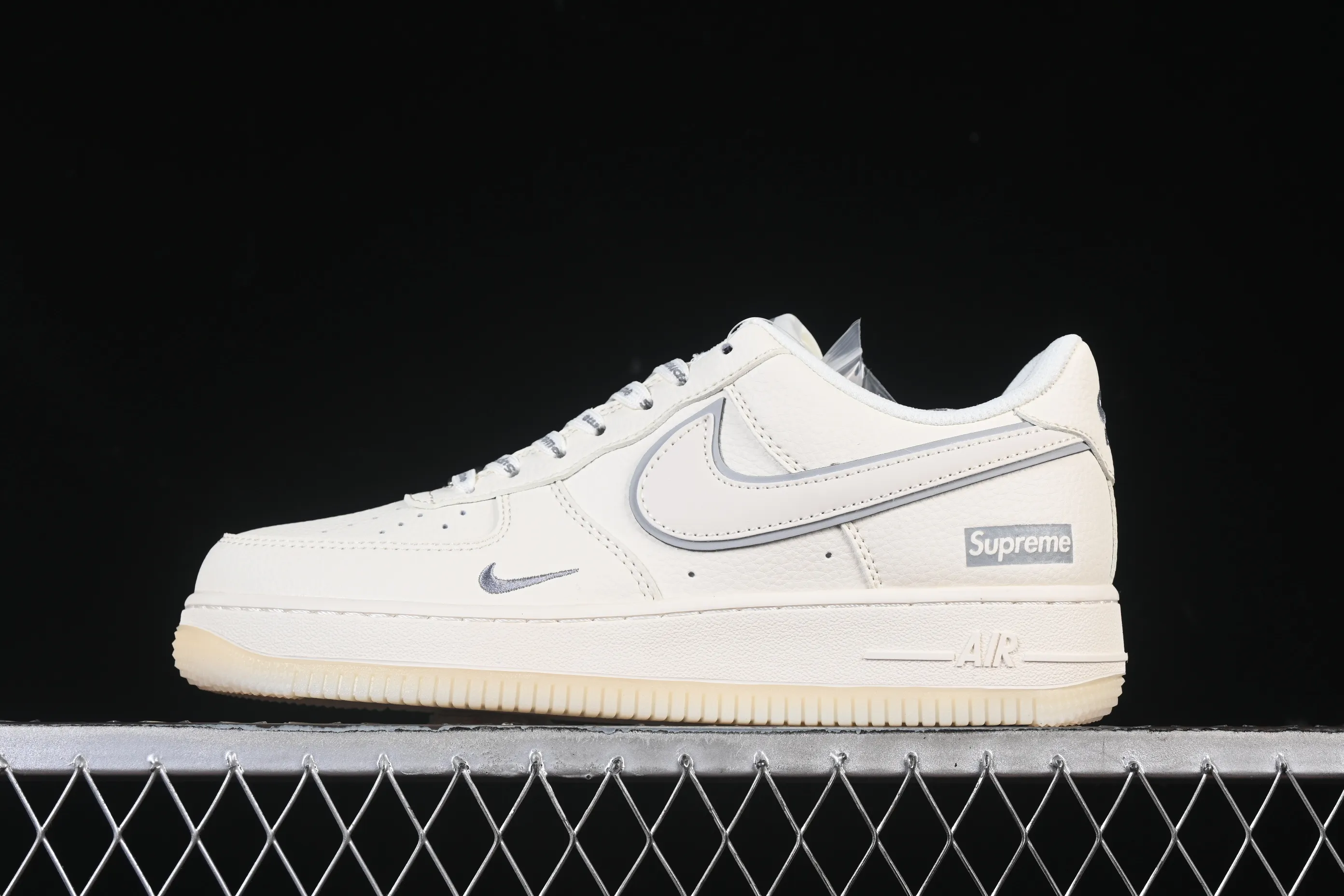 All categories Nk Air Force 1 Air Force series Nk Air Force 1 Low Air Force low-top Nike Air Force 1'07 Low Supreme co-branded beige crystal bottom Air Force 1 low-top casual sneakers XX3168-193